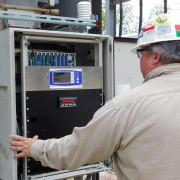 Técnico operando un monitor C50 instalado en tablero de subestación